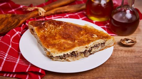 Burek v pekaču med peko