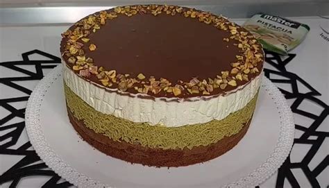 kolaž različnih klasičnih tort za otroke (krtova, mavrična, čokoladna)