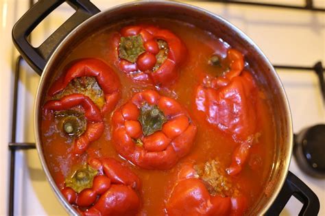 Fotografija pečenih paprik, ki se hladijo v skledi pod vlažno krpo