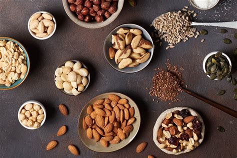 Ilustracija različnih vrst oreščkov in suhega sadja