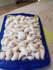 Različni zamrznjeni prigrizki, pripravljeni za peko ali že pečeni