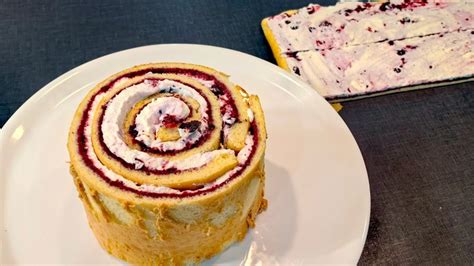 Roladna torta z mascarponejem in gozdnimi sadeži