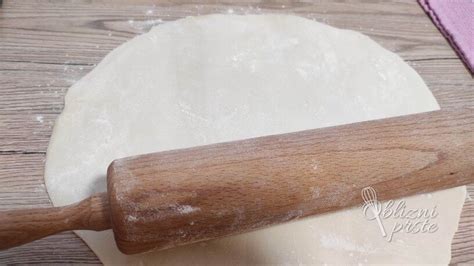 Prikaz korakov priprave krhkega testa za torto