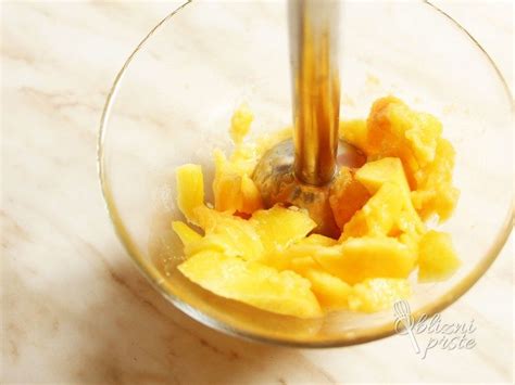 Prikaz priprave kostanjeve kreme s paličnim mešalnikom