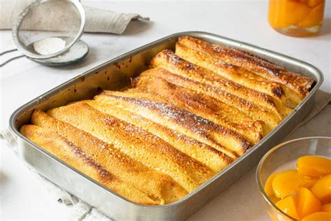 Gratinirane polnjene palačinke zlato zapečene v pekaču.