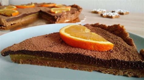 fotografija čokoladne pite s pomarančnim želejem in piškotno podlago