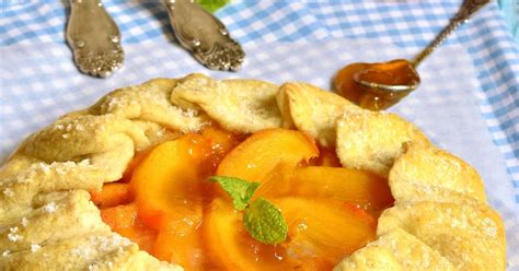 slika sestavljanja pomarančne pite z mandljevo in pomarančno kremo