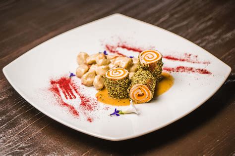 Tematska fotografija telečje rulade, postrežene s prilogo