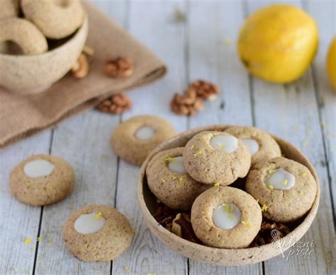 Orehovi piškoti z limonino sredico