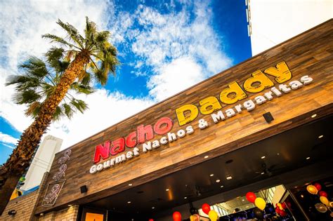 raznolika ponudba veganskih tacosov in nachosov v restavraciji Nacho Daddy