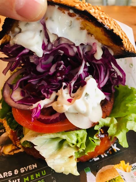 burger v restavraciji Lars & Sven