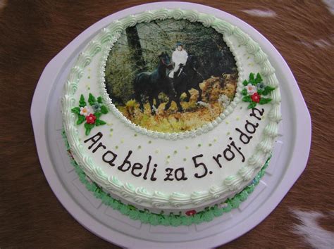 Torta z užino hostijo, na kateri je natisnjena slika
