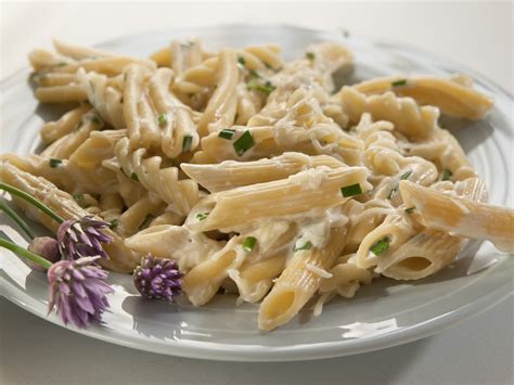 priprava smetanove omake za testenine v kozici