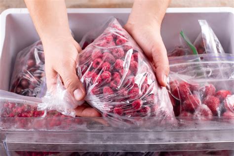 različne vrste embalaže za zamrzovanje mesa: vakuumske vrečke, vrečke za zamrzovanje, nepredušne posode