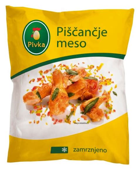 zamrznjeno meso na krožniku v hladilniku