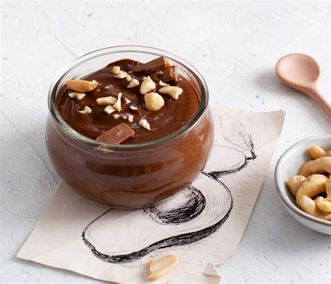 Čokoladni puding z avokadom, okrašen z lanenimi semeni in meto