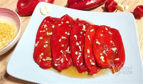 fotografija pečene paprike s česnom in prelivom