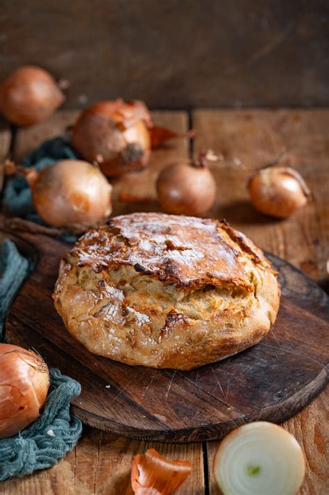 Pirin kruh v litoželeznem loncu med peko