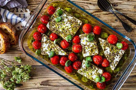 Prikaz domačih kruhkov s feta namazom in suhimi paradižniki