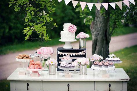 Sodobna sladka miza (Sweet Corner) na poroki z različnimi slaščicami