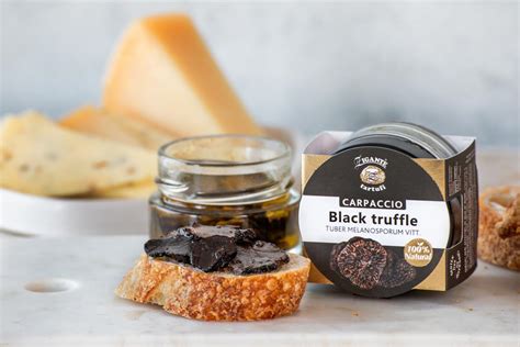 Fotografija raznolikih izdelkov Zigante Tartufi v elegantni embalaži.