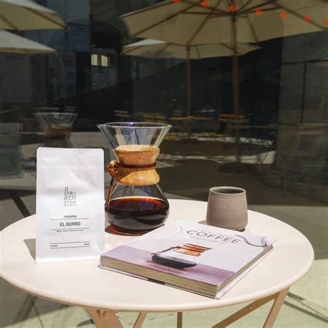 fotografija interjerja STOW Coffe Roasters, poudarek na modernem dizajnu