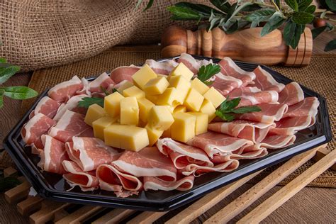 Servirana plošča s Kraškim pršutom, kruhom, sirom in sadjem