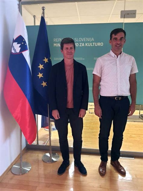 fotografija finalistov tekmovanja POPRI s predstavniki organizatorjev in mentorji