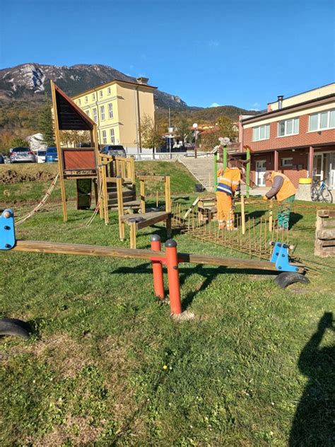 Zunanji posnetek Lovske koče picerije Gams z otroškimi igrali