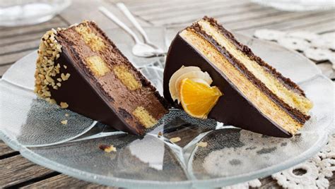 Tematska fotografija nevidne jabolčne torte, prerezana, da se vidi kremasta tekstura