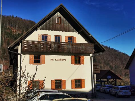 Fotografija zunanjosti Gostilne Pr Cenetu z napisom in parkiriščem