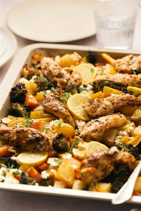 Piščanec s krompirjem in zelenjavo v pekaču pred peko