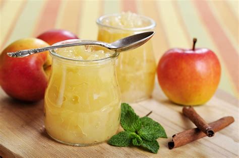 Fotografija kozarcev marmelade iz pečenih jabolk