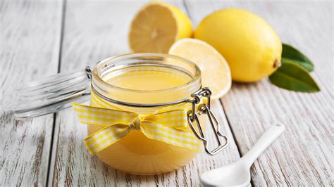 Prikaz končnega izdelka - domača limonina marmelada v steklenih kozarcih