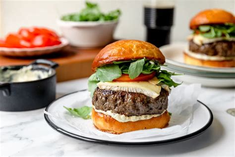 Sestavljen popoln burger z vsemi dodatki