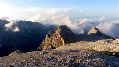 panoramski posnetek serpentin prelaza Stelvio v sončnem vremenu