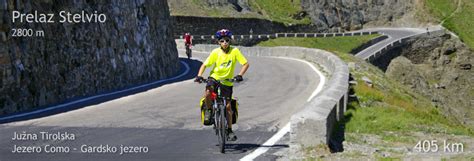 kolesar na vzponu proti vrhu prelaza Stelvio