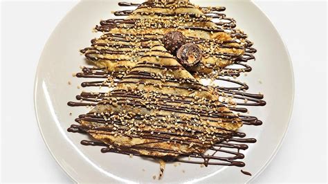 Fotografija palačinke s celimi Ferrero Rocher kroglicami