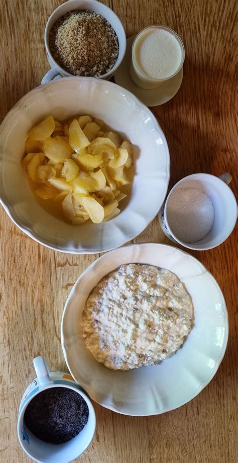 različni nadevi za retaše (jabolka, skuta, mak)