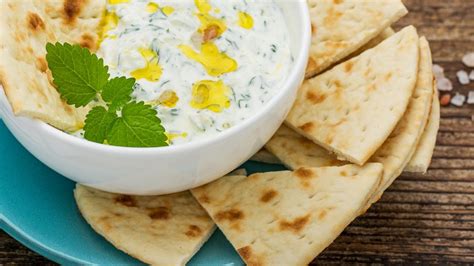 Tematično foto: Tzatziki omaka s koščki pita kruha in zelenjave