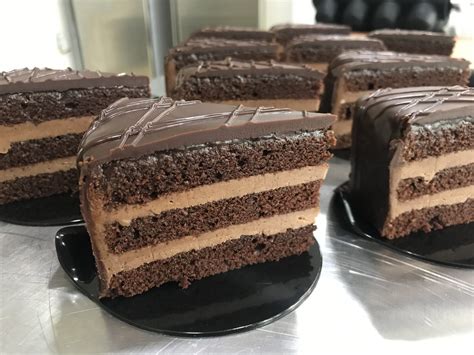 Slika čokoladne torte z različnimi nadevi