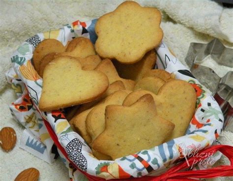 različne oblike piškotov, piškoti izrezani z modelčki, rogljički, kroglice