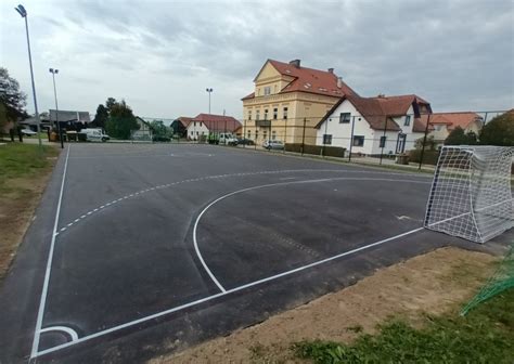 Zunanji pogled na Picerijo Gajbica z igriščem za otroke