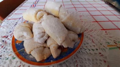 Tematska fotografija različnega tradicionalnega peciva s svinjsko mastjo