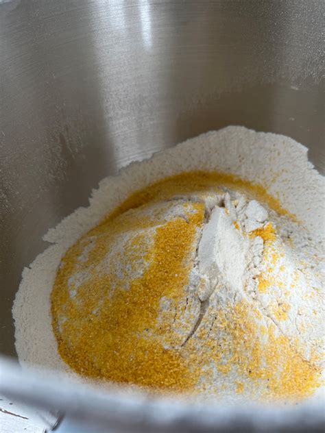 Infografika: primerjava med durum pšeničnim zdrobom in koruznim zdrobom (izvor, vsebnost glutena, tekstura, uporaba)