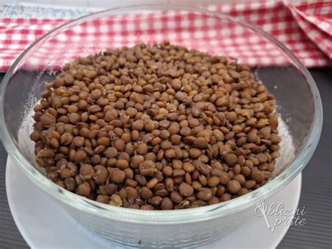 pripravljena rjava leča enolončnica v skledi, okrašena s peteršiljem