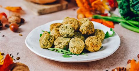 Thematično foto veganskih polpetov iz čičerike na krožniku