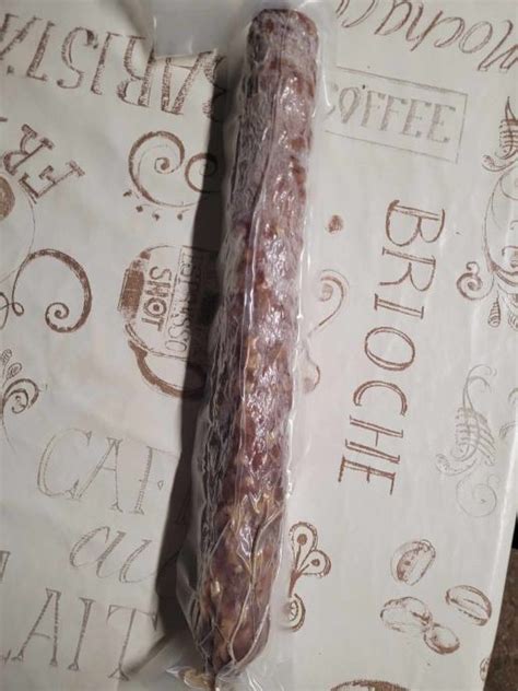 Fotografija domače čokoladne salame, ki spominja na otroštvo