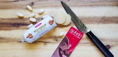 Fotografija narezane LCHF čokoladne salame, potresene z eritritolom v prahu