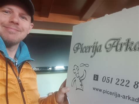 prijazen lastnik picerije Andrej pripoveduje zgodbe gostom